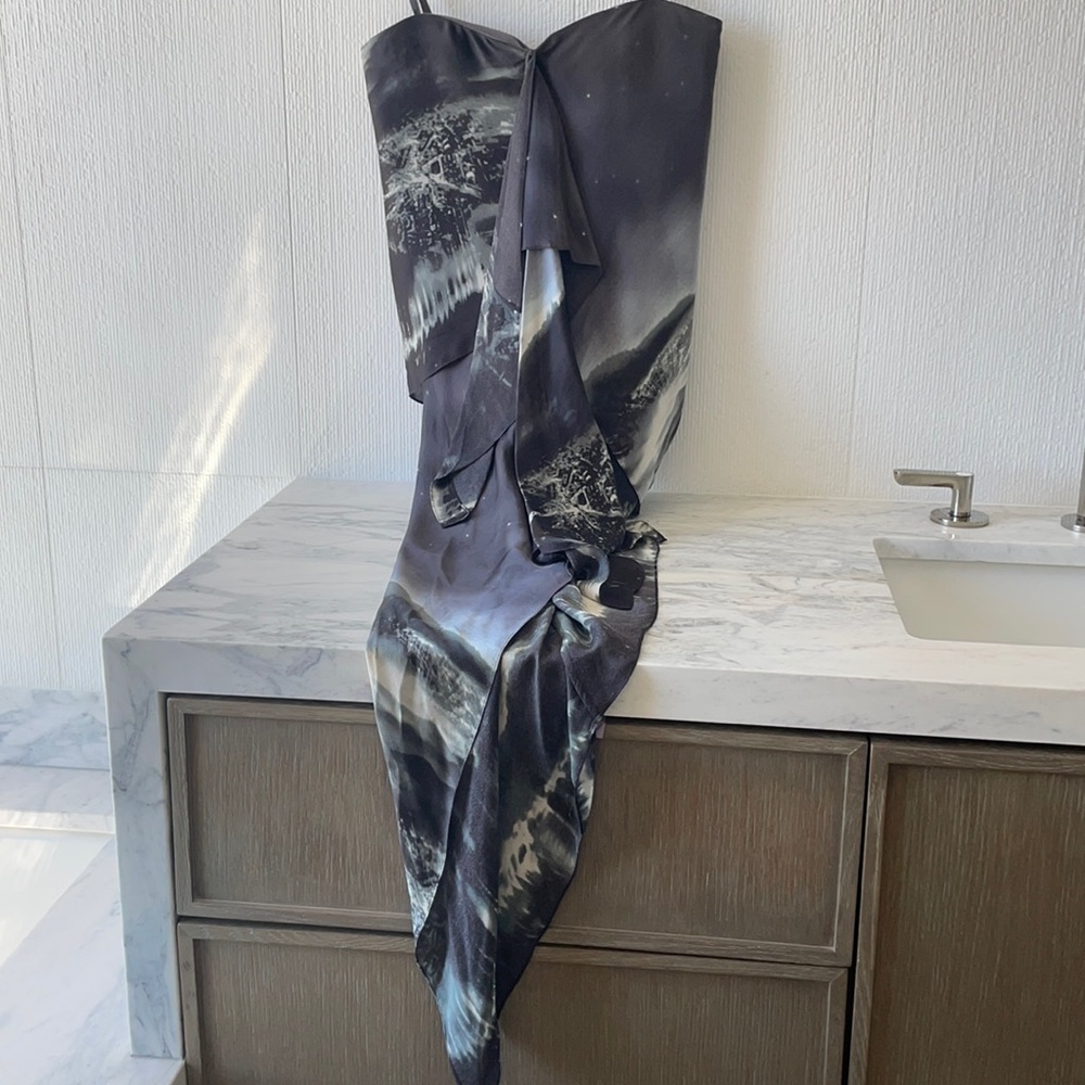 BCBG maxazria Size 2, Strapless silk dress